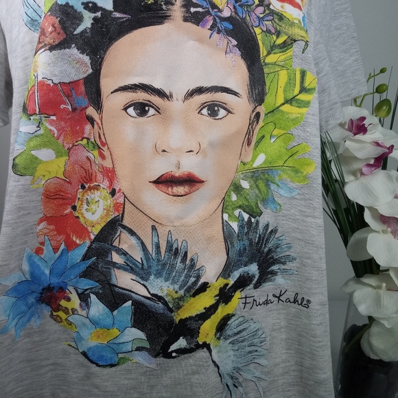 🍓$12 Frida Kahlo Hawaiian Graphic Tee NEW Juniors - Picture 6 of 13